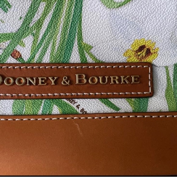 Dooney & Bourke like new purse. Excellent condition. Comes with blue outer sack - Picture 3 of 5
